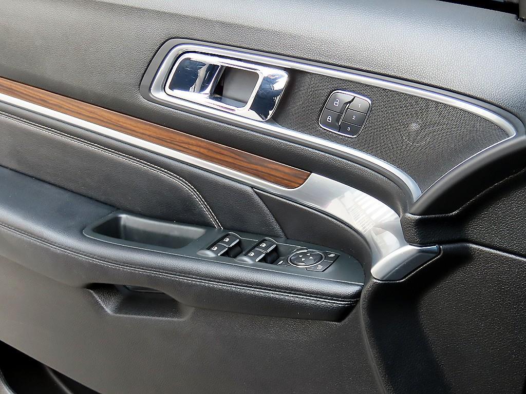 Ford Explorer — photo 11