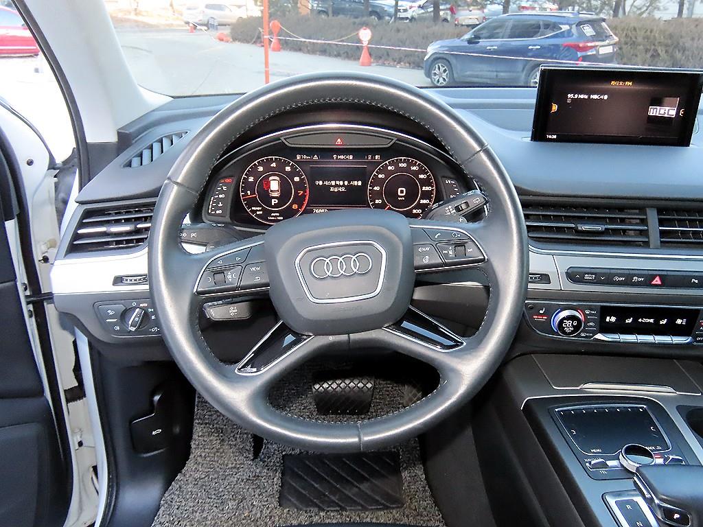 Audi Q7 — photo 08