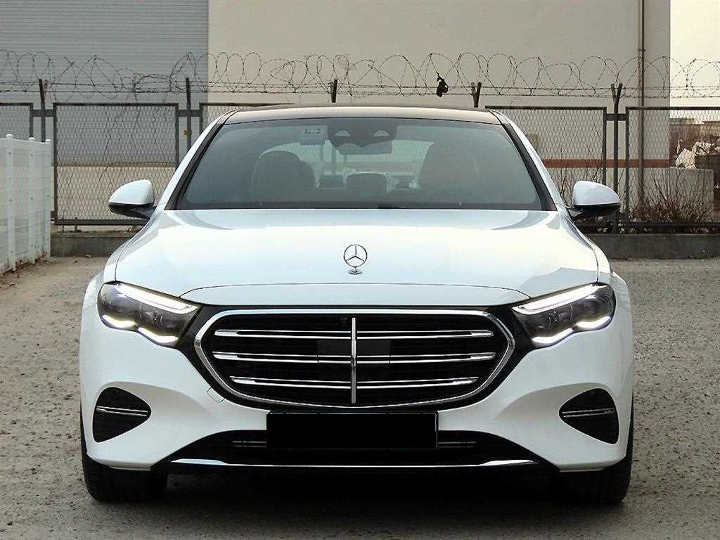 Mercedes-Benz E-Class — photo 01