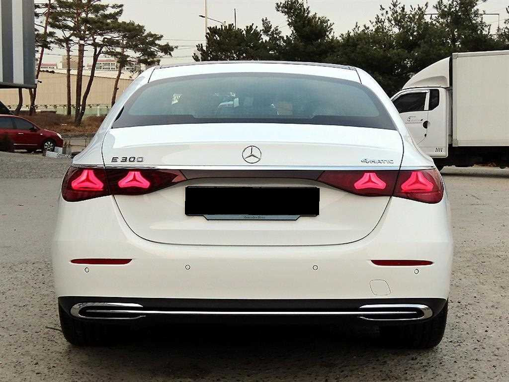 Mercedes-Benz E-Class — photo 04