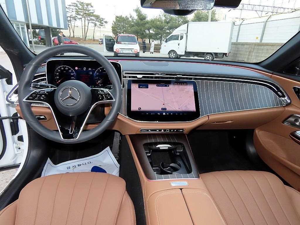 Mercedes-Benz E-Class — photo 07