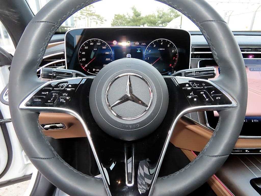 Mercedes-Benz E-Class — photo 08