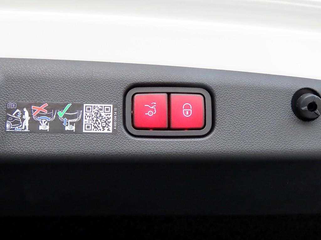 Mercedes-Benz E-Class — photo 16