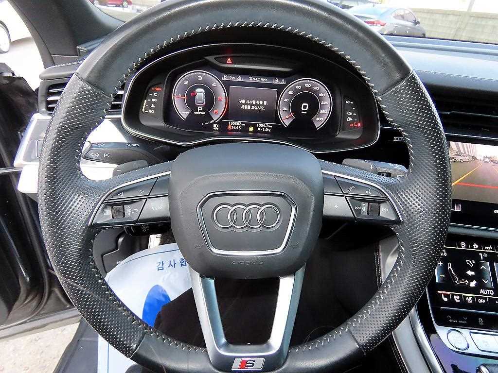 Audi Q8 — photo 08