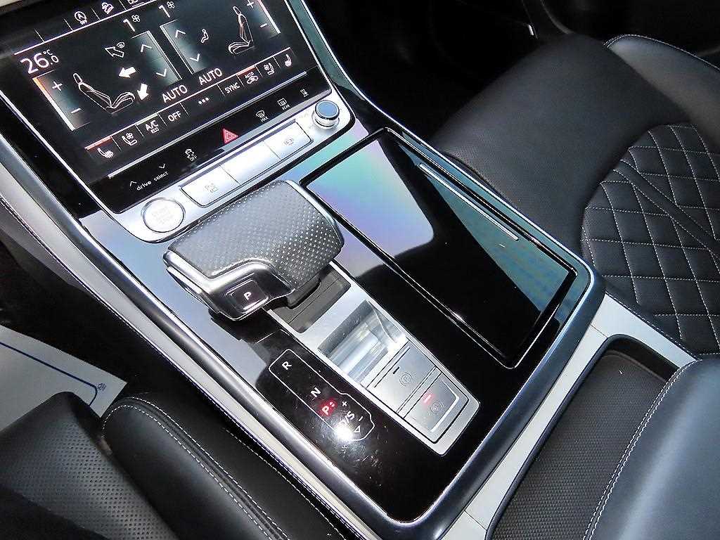 Audi Q8 — photo 11