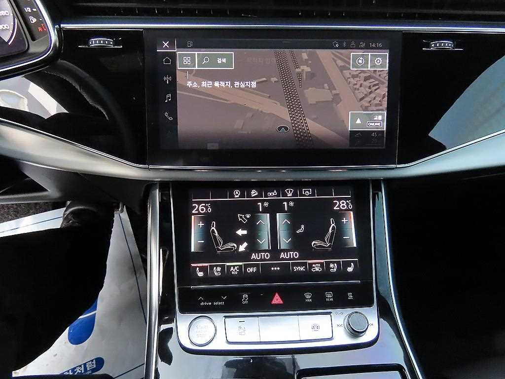 Audi Q8 — photo 13