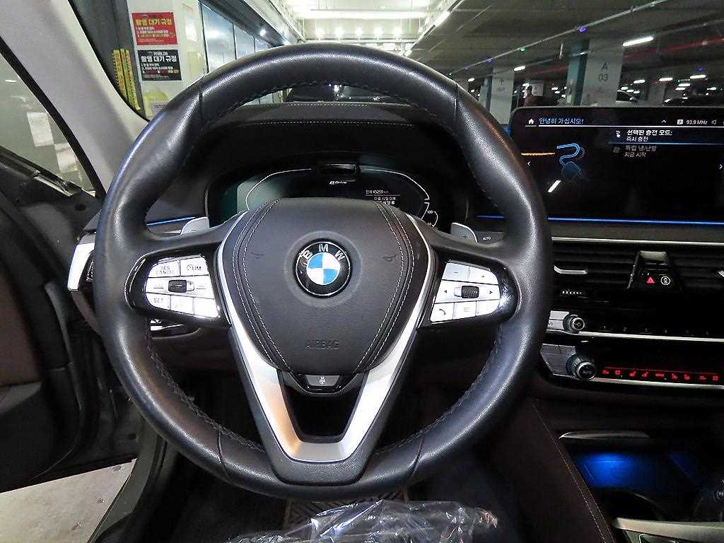 BMW 5-Series — photo 08