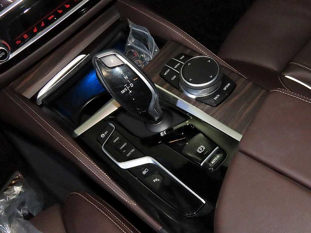 BMW 5-Series — photo 12