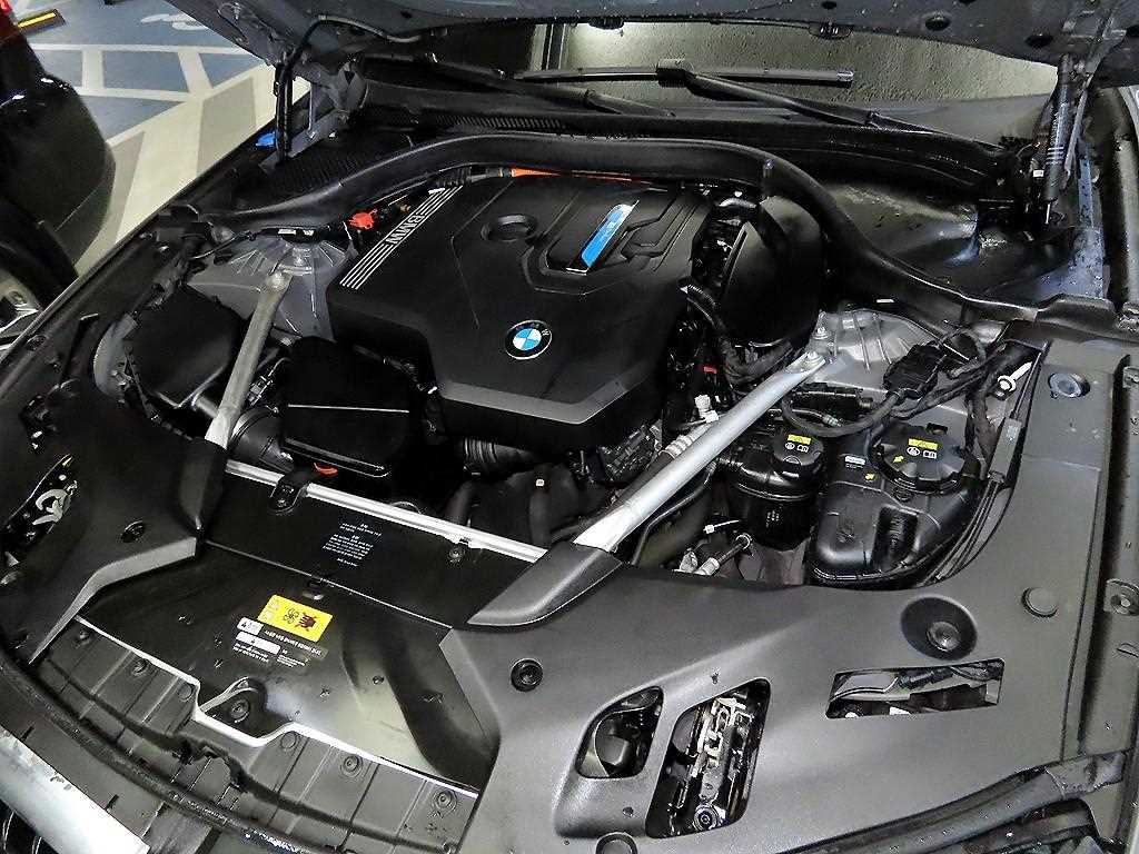 BMW 5-Series — photo 19