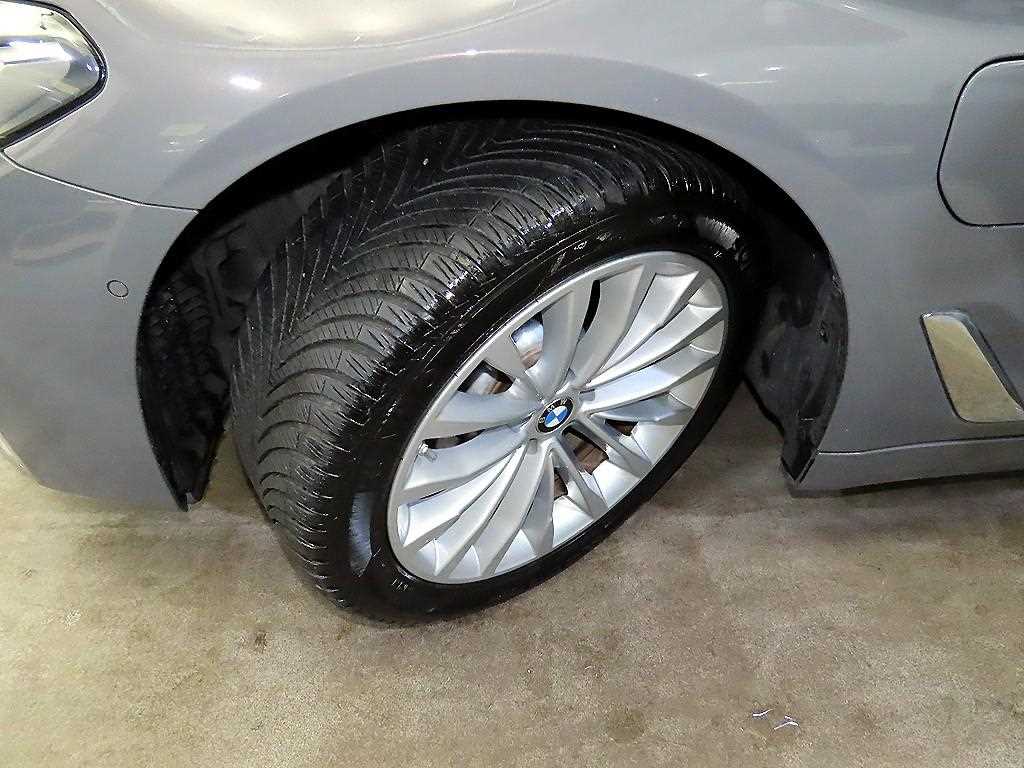 BMW 5-Series — photo 20