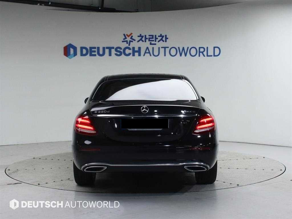 Mercedes-Benz E-Class — photo 04