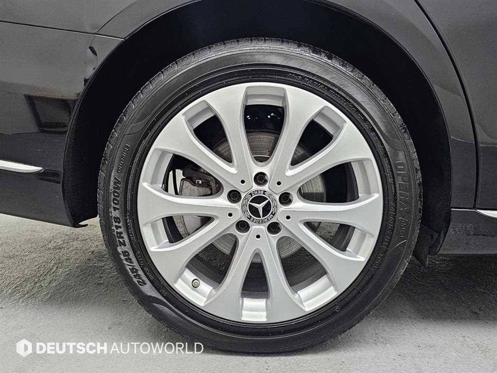 Mercedes-Benz E-Class — photo 05