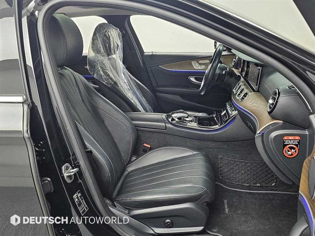 Mercedes-Benz E-Class — photo 10