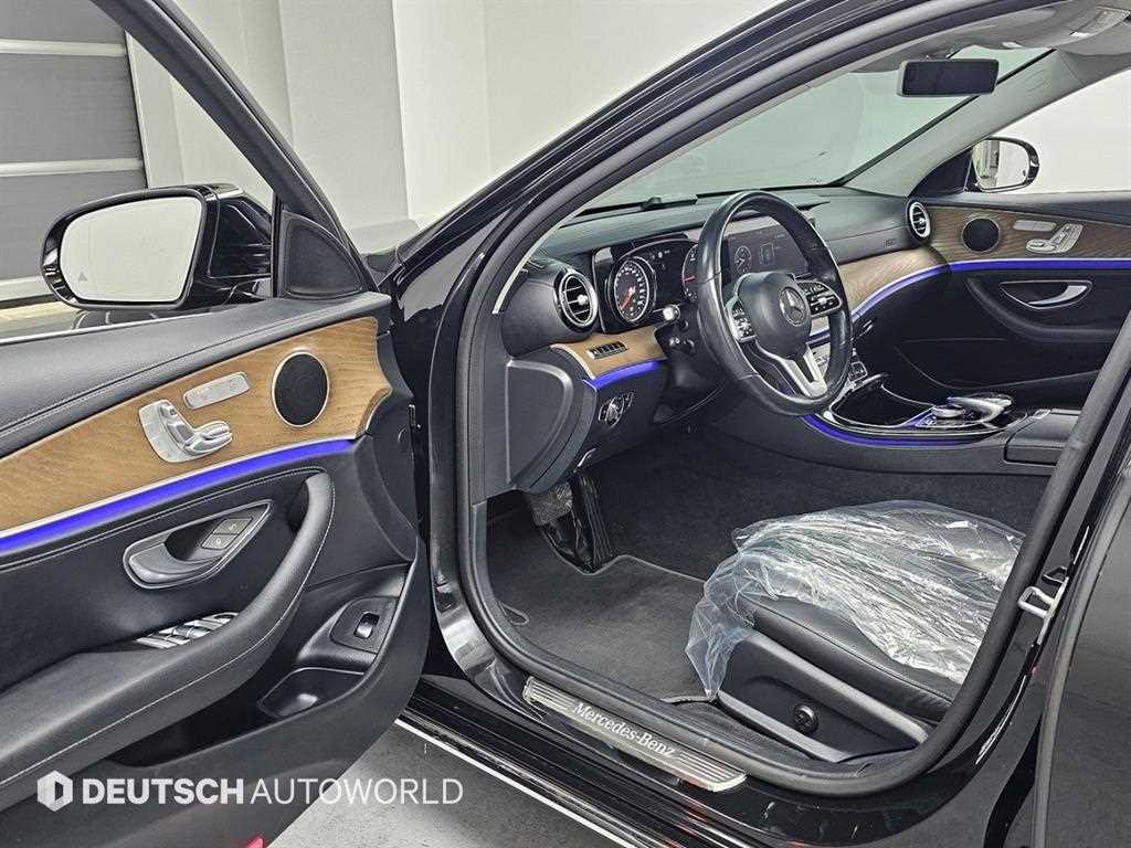 Mercedes-Benz E-Class — photo 11