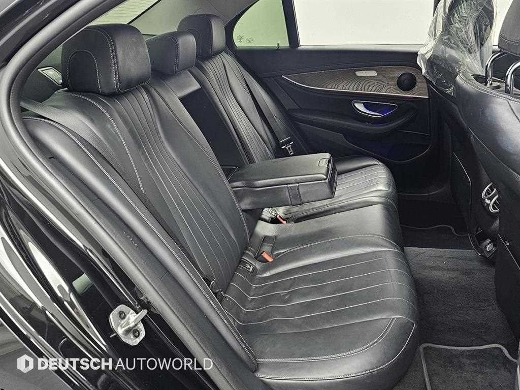 Mercedes-Benz E-Class — photo 12