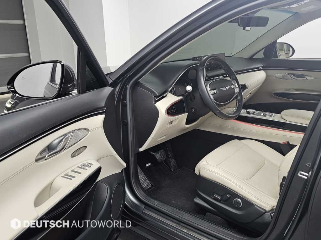 Genesis GV70 — photo 01