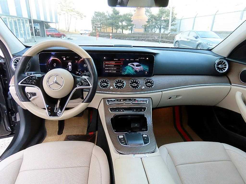 Mercedes-Benz E-Class — photo 07