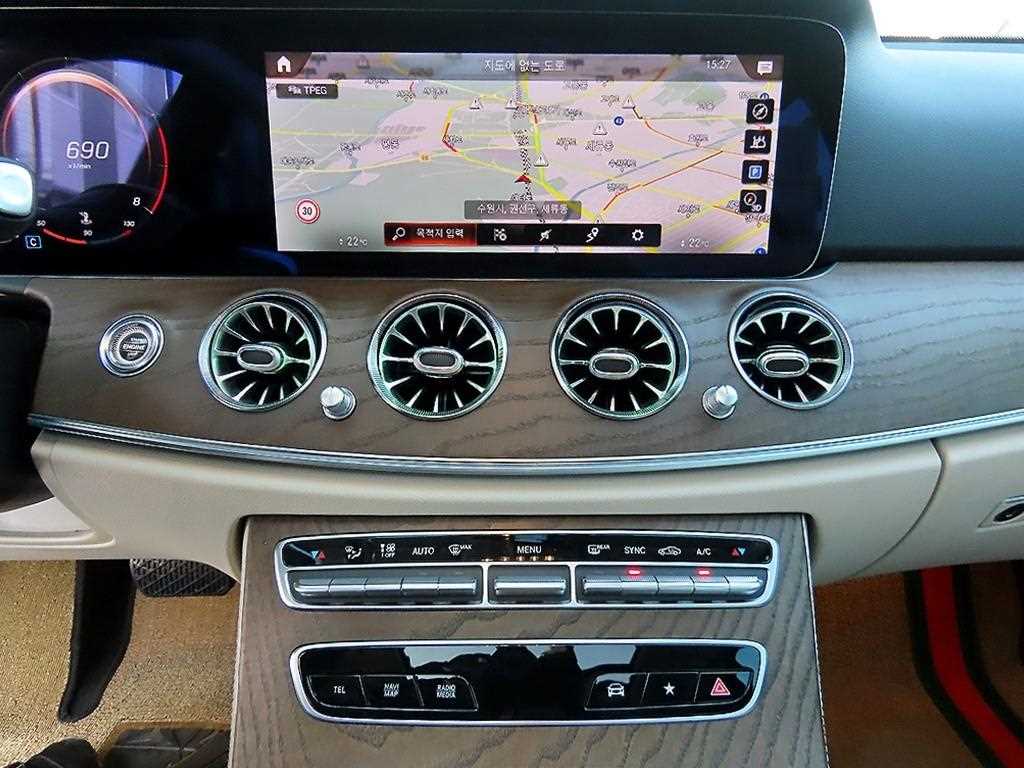 Mercedes-Benz E-Class — photo 13