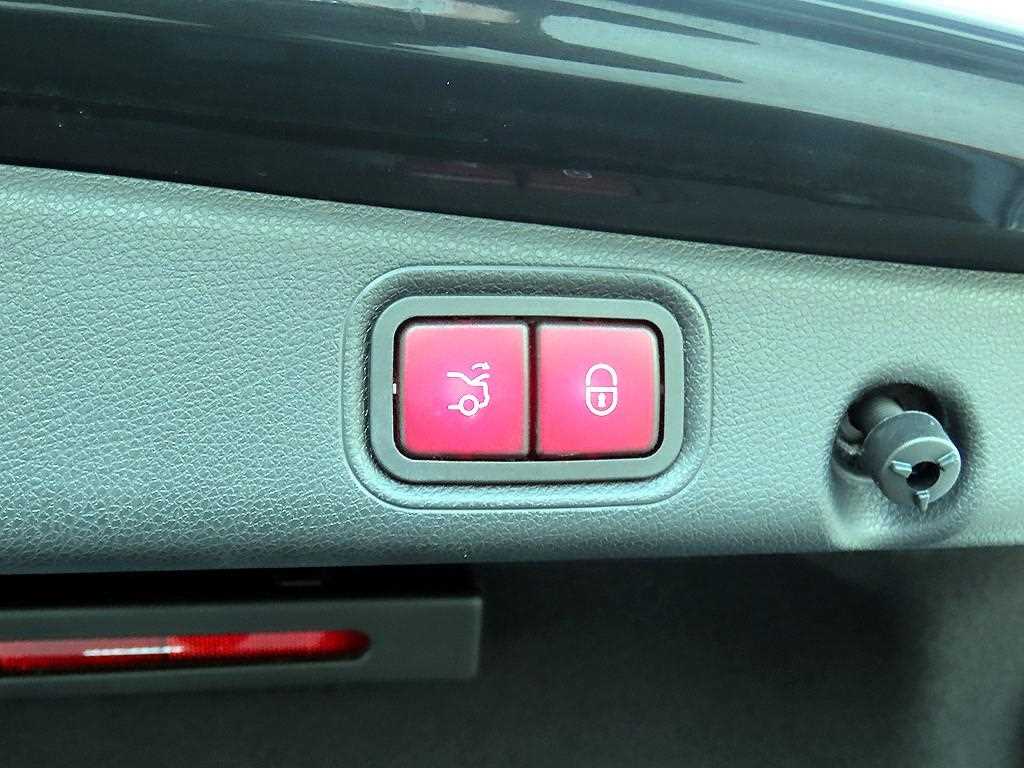 Mercedes-Benz E-Class — photo 16