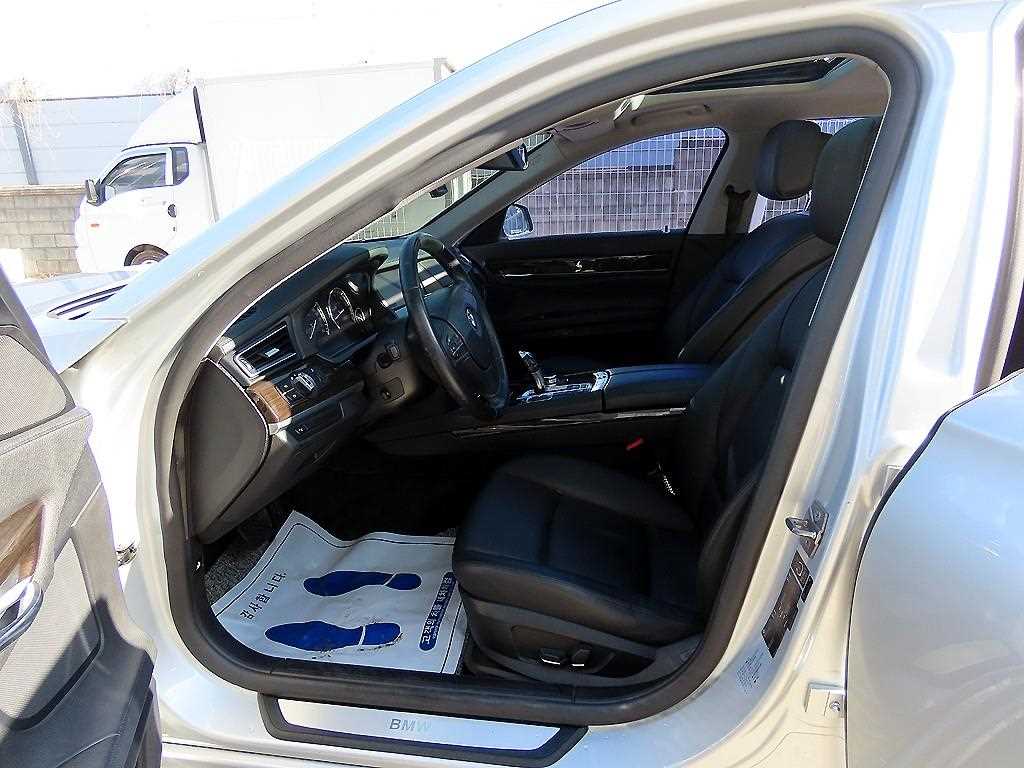 BMW 7-Series — photo 05