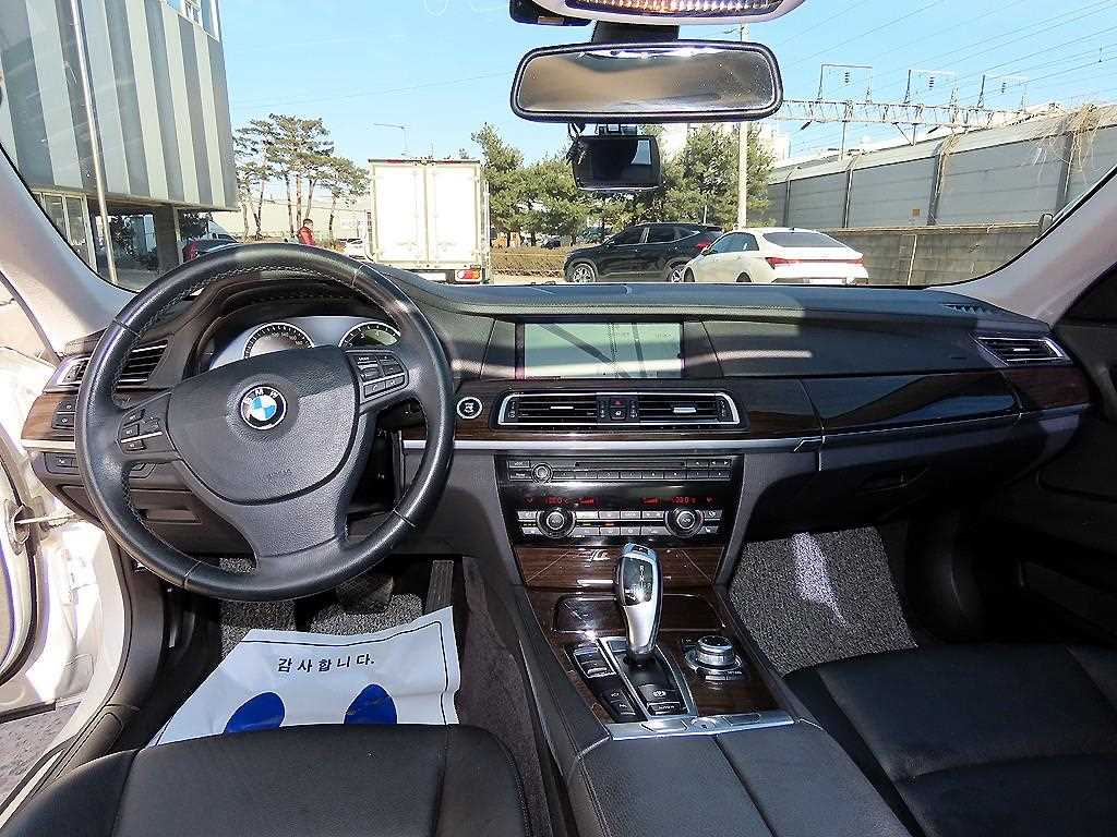 BMW 7-Series — photo 07