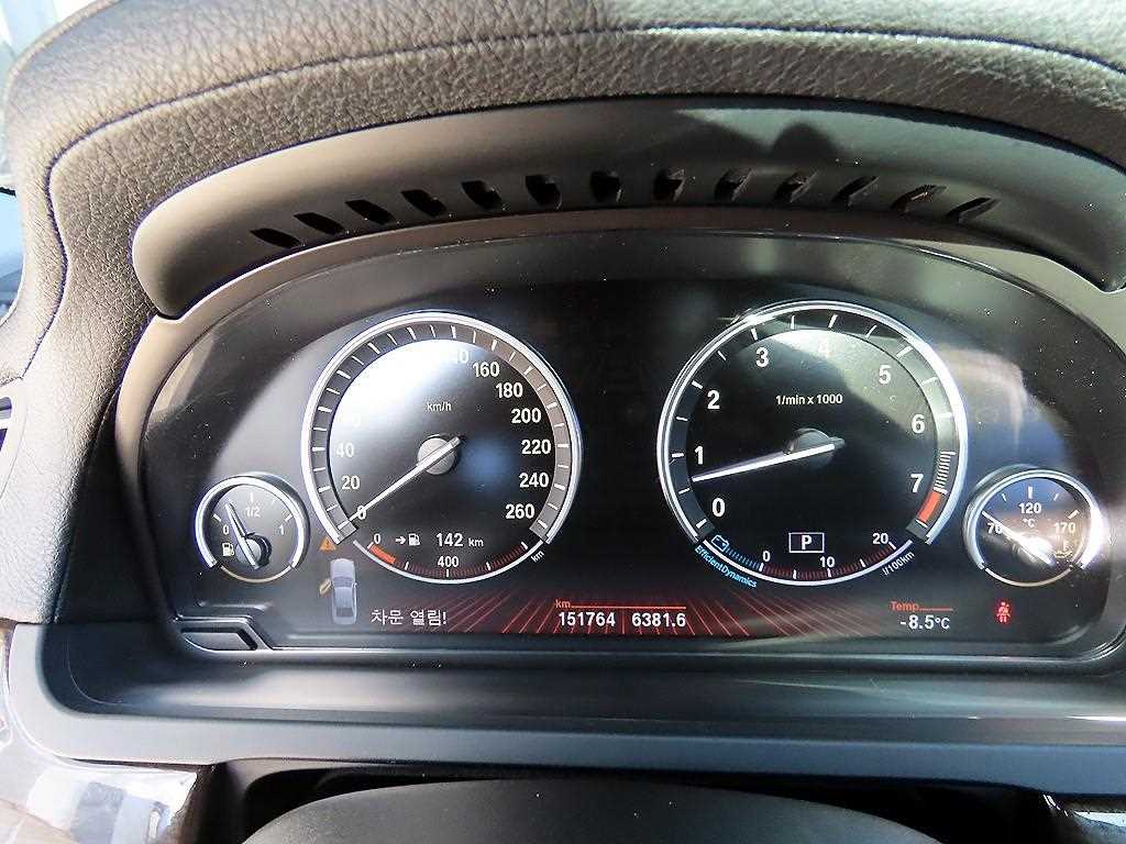 BMW 7-Series — photo 09