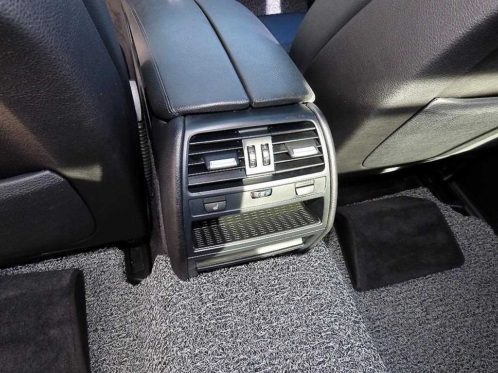 BMW 7-Series — photo 17