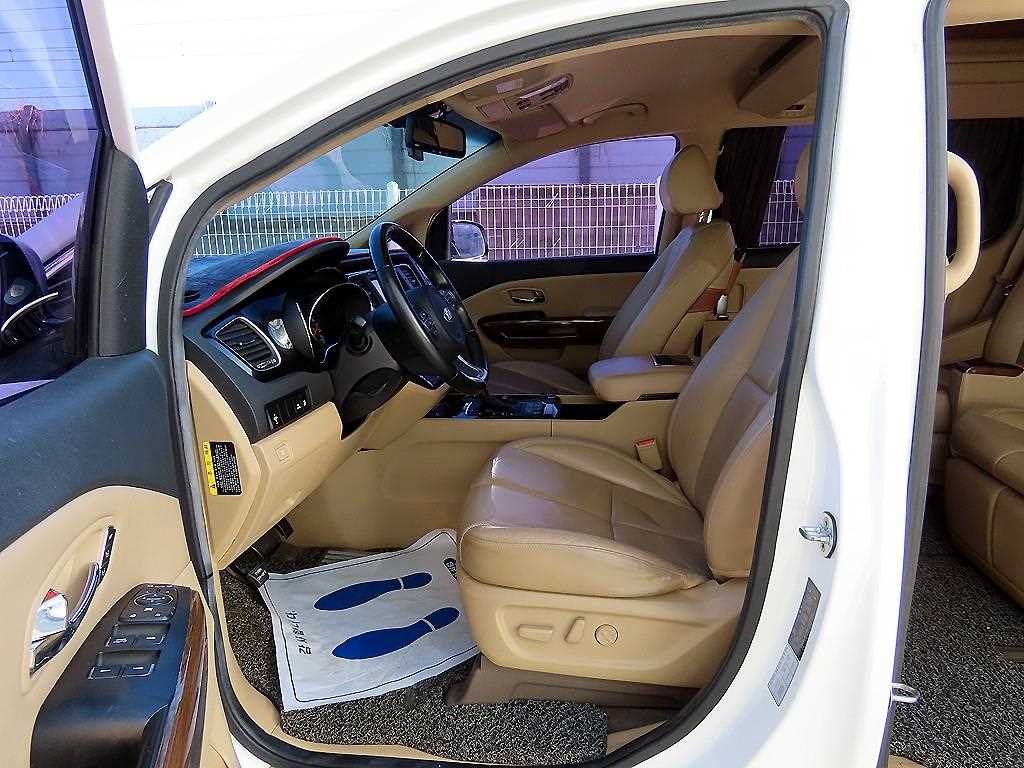 Kia Carnival — photo 05