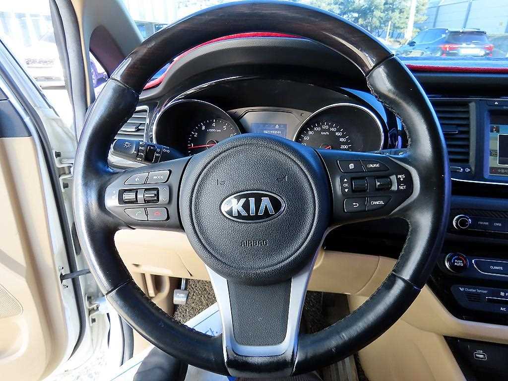 Kia Carnival — photo 08