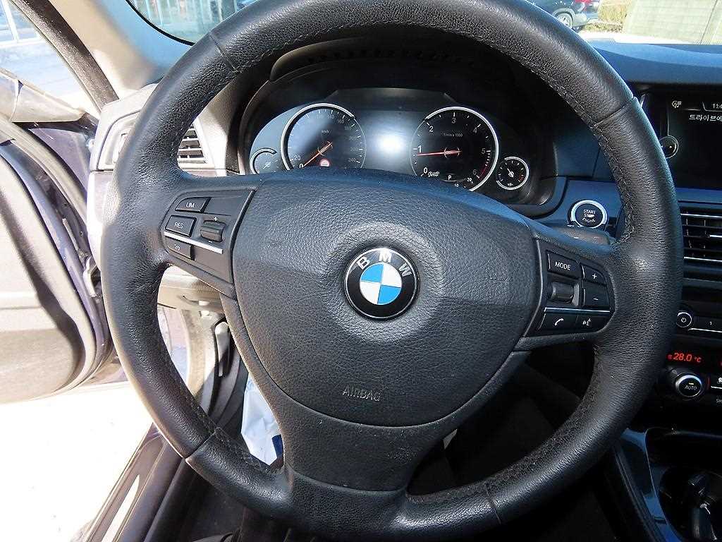 BMW 5-Series — photo 08