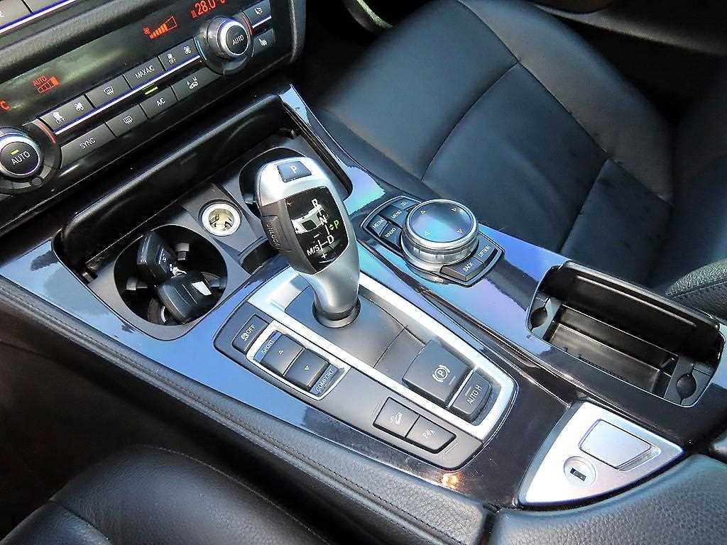 BMW 5-Series — photo 11