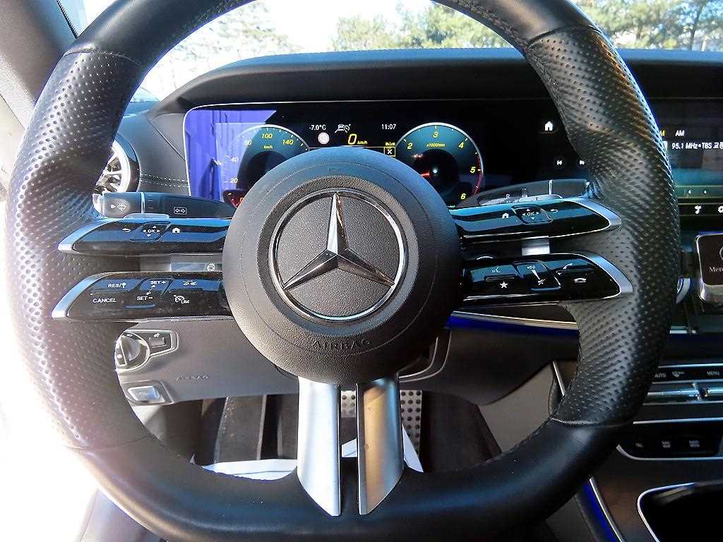 Mercedes-Benz E-Class — photo 08
