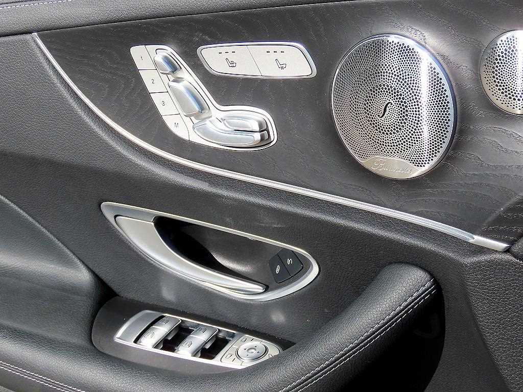 Mercedes-Benz E-Class — photo 12