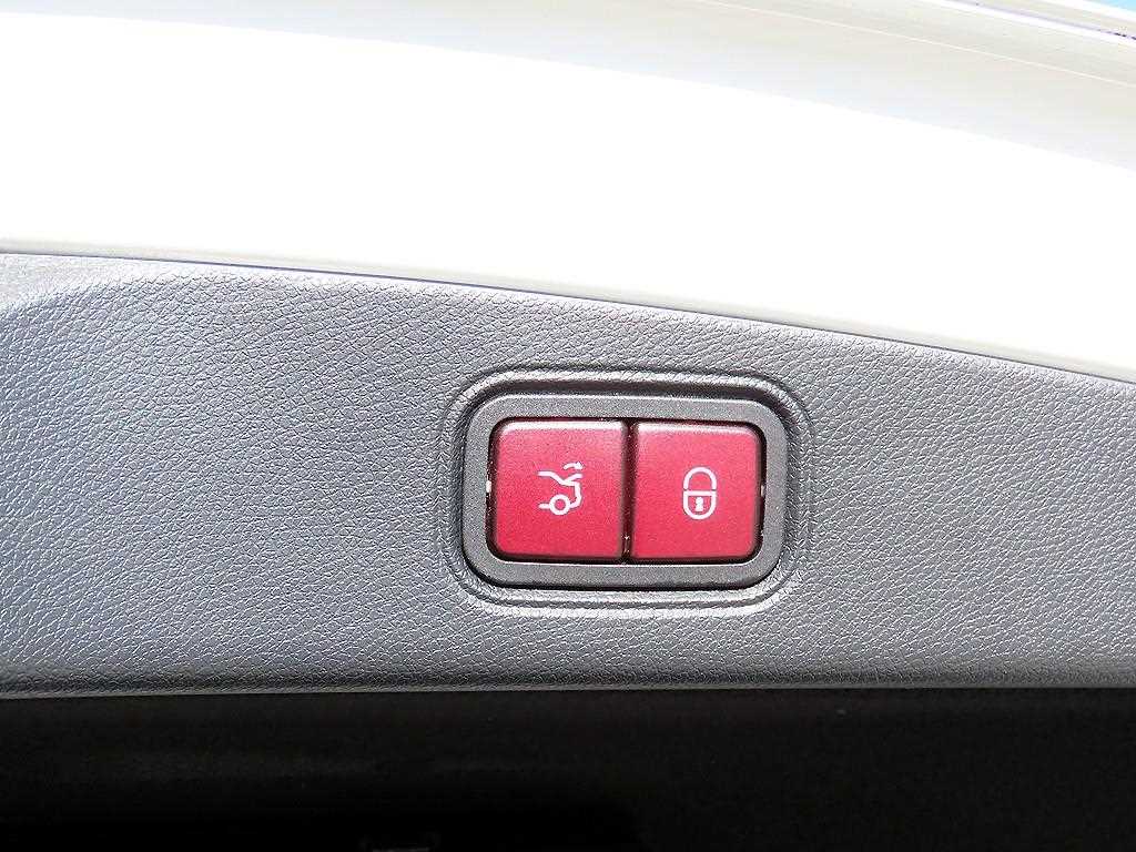 Mercedes-Benz E-Class — photo 16