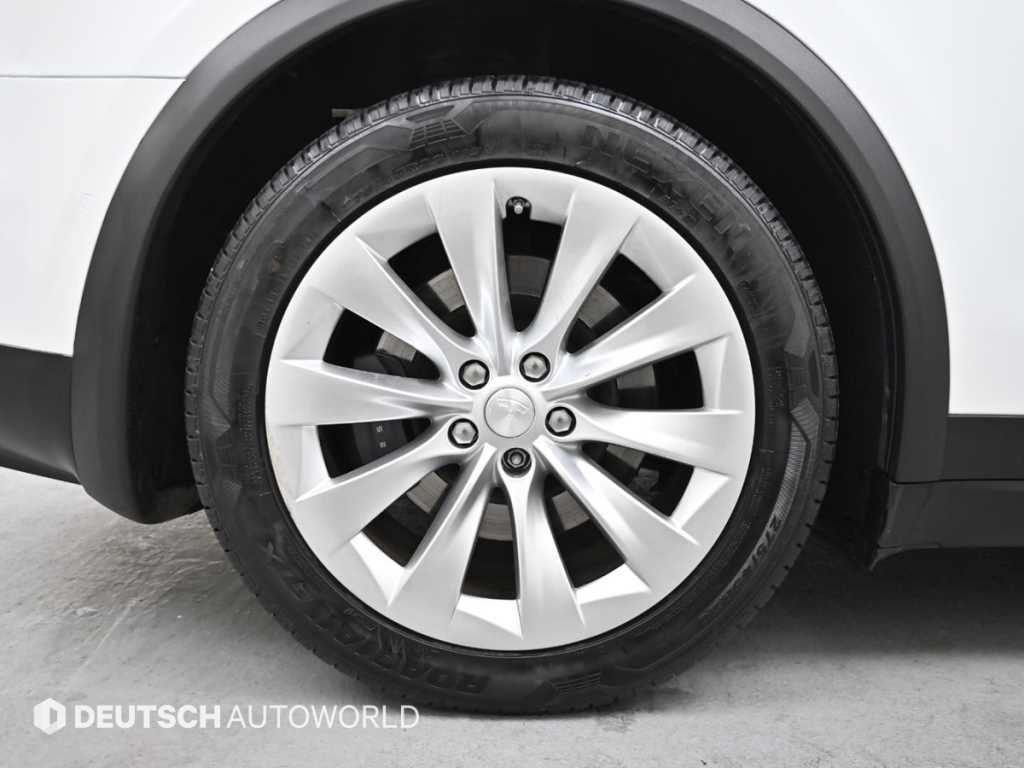 Tesla Model X — photo 05