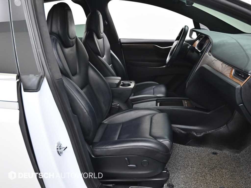 Tesla Model X — photo 10