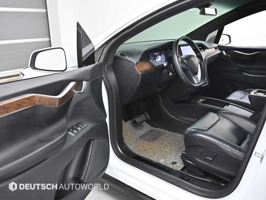 Tesla Model X — photo 11