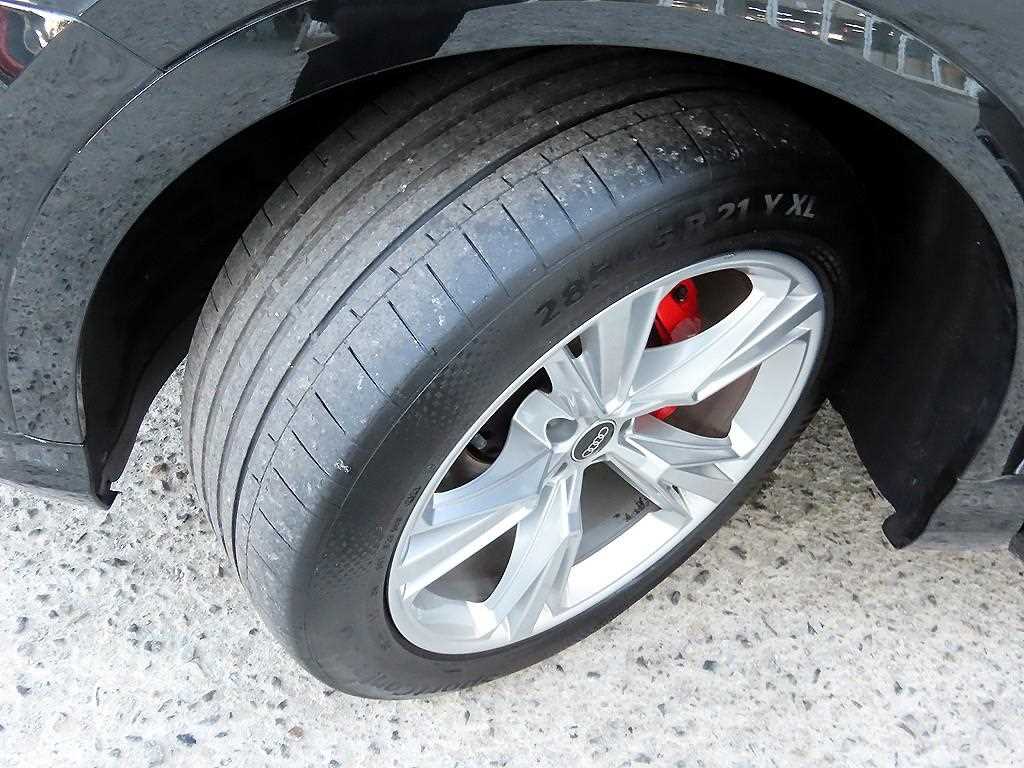 Audi Q8 — photo 20