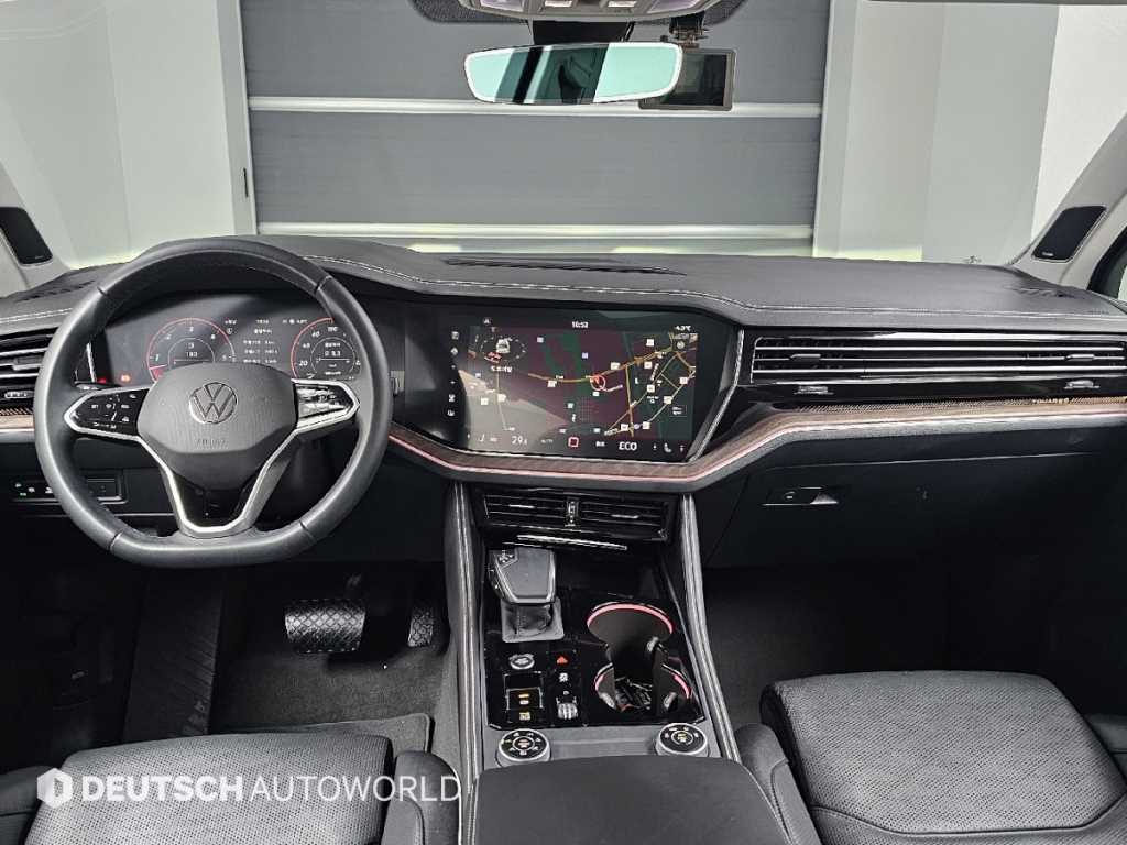 Volkswagen Touareg — photo 07