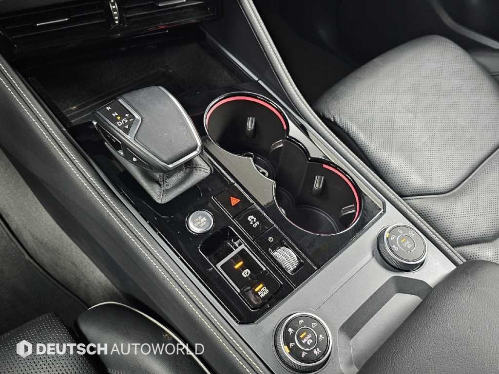 Volkswagen Touareg — photo 09