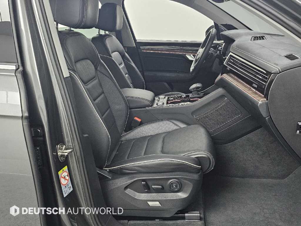 Volkswagen Touareg — photo 10