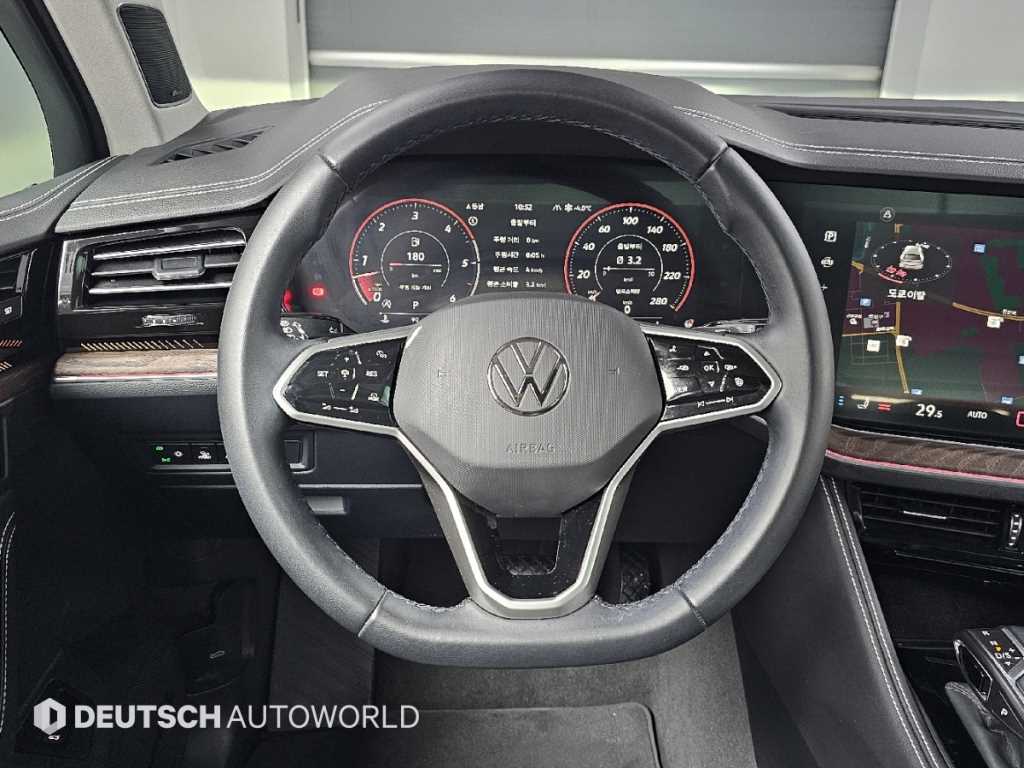 Volkswagen Touareg — photo 13