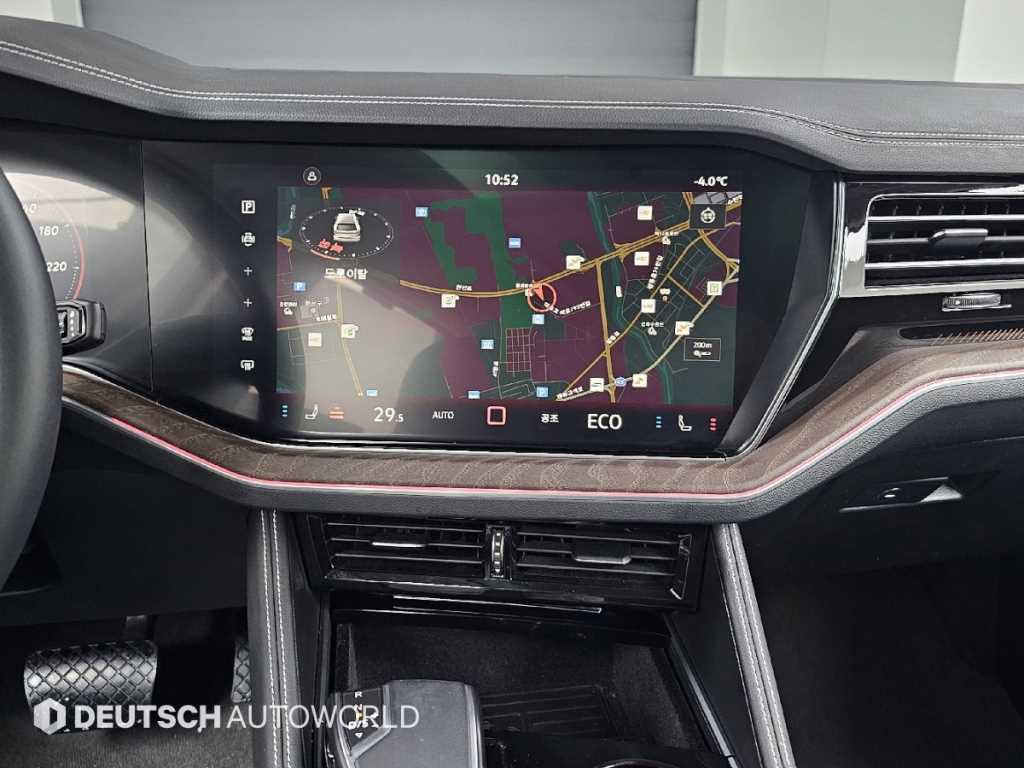 Volkswagen Touareg — photo 14