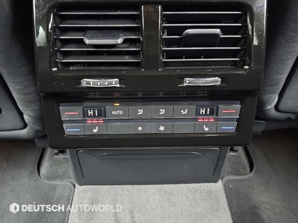 Volkswagen Touareg — photo 16
