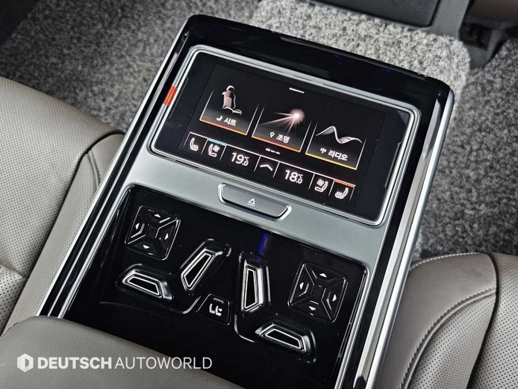 Audi A8 — photo 16