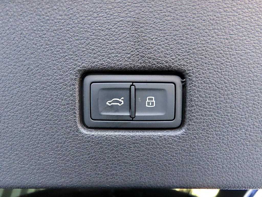 Audi Q8 — photo 16