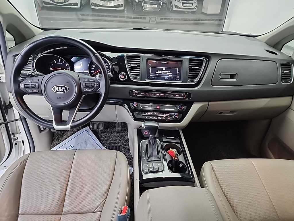 Kia Carnival — photo 07