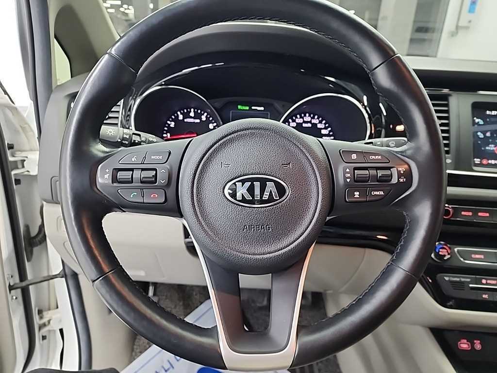 Kia Carnival — photo 09