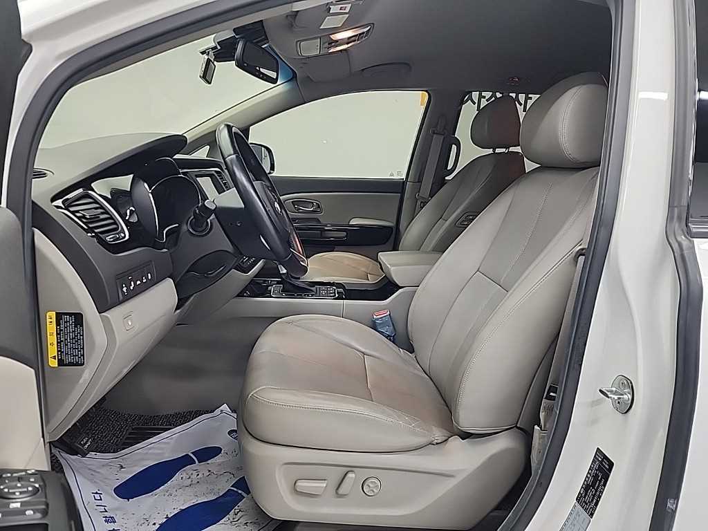 Kia Carnival — photo 11
