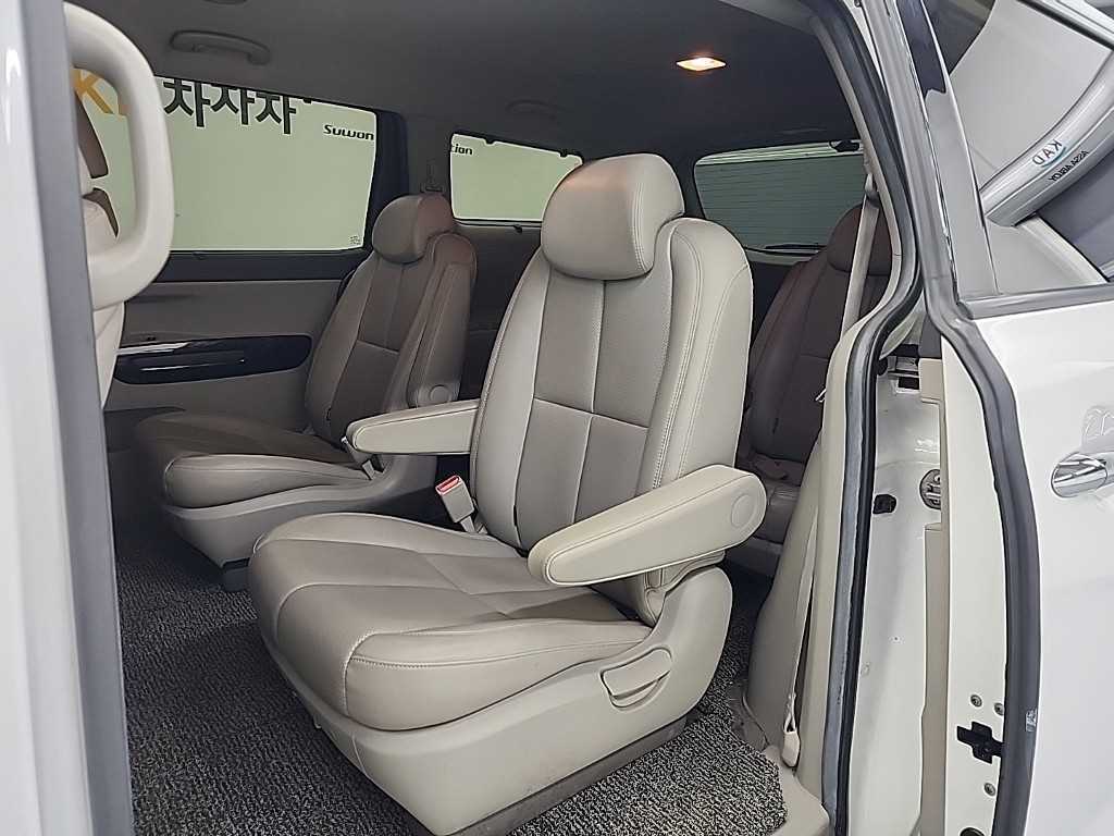 Kia Carnival — photo 12
